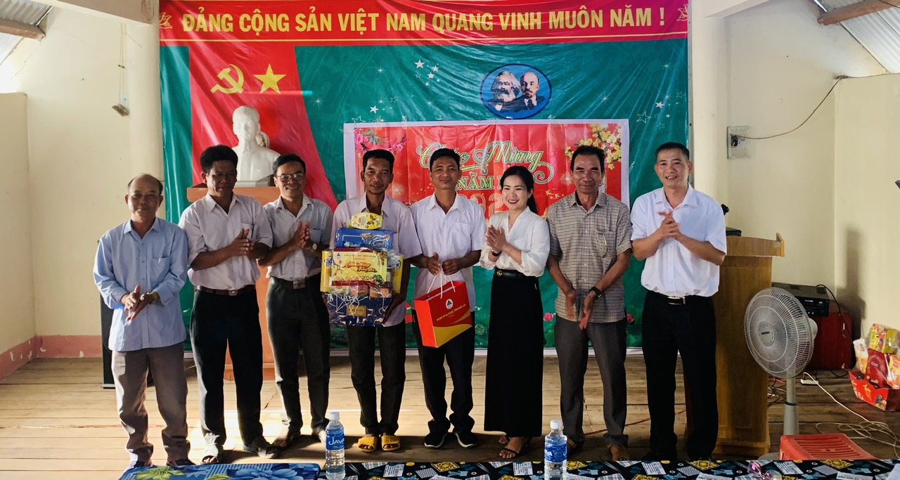 Thường trực Huyện ủy Ea H’Leo thăm, chúc tết bà con Buôn Chăm, đơn vị kết nghĩa nhân dịp Tết Nguyên đán Giáp Thìn năm 2024